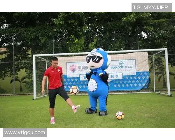 足球明星相框打造专属回忆空间，尽显球场风采与个人魅力