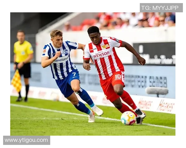 足球防守球星：如何通过精湛技艺与智慧扼制对方进攻创造胜利防线